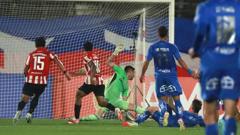 Gabriel Castellón sacó la cara por la defensa de U de Chile.