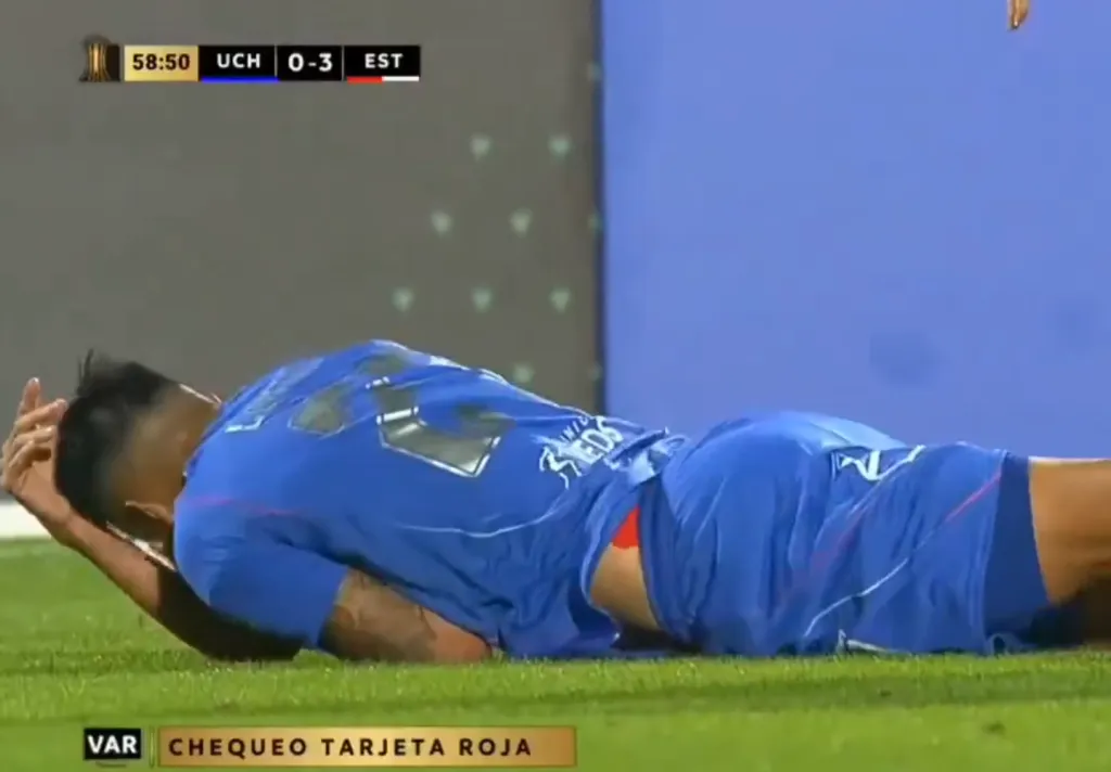 Rodrigo Contreras quedó tirado en el suelo por un golpe que no fue tal. (Captura Disney+).