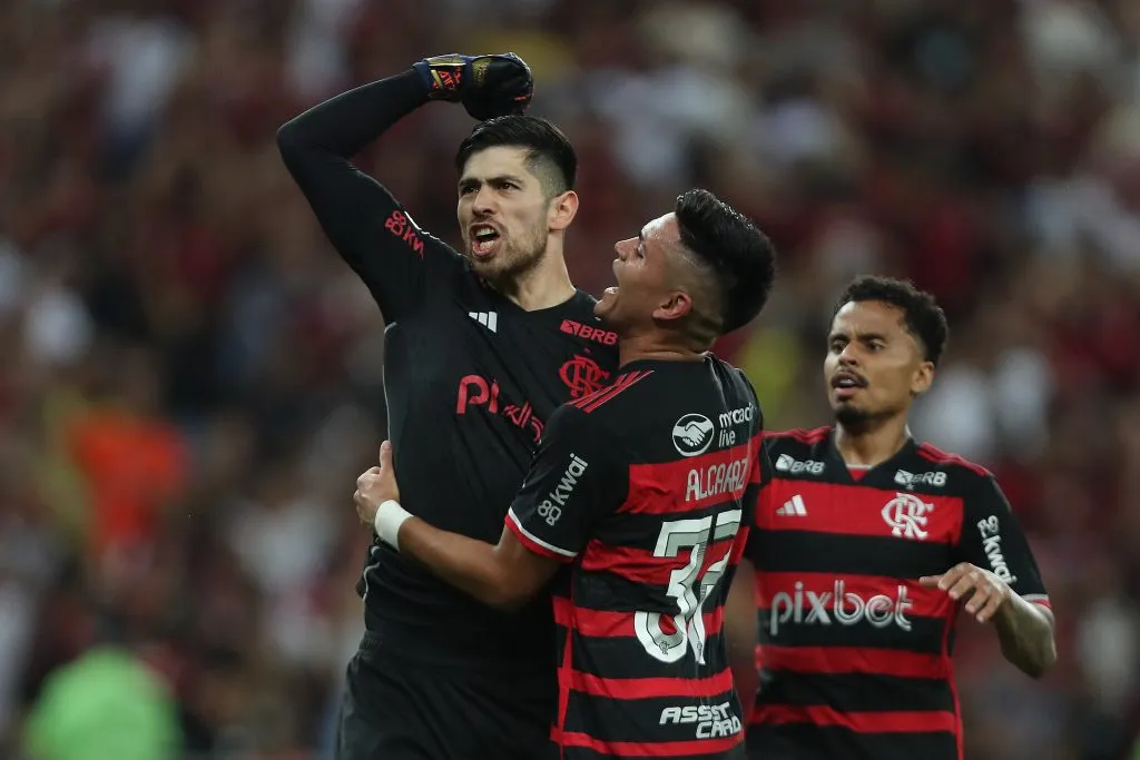 El auto de Agustín Rossi, portero de Flamengo, recibió cuatro disparos | Getty Images