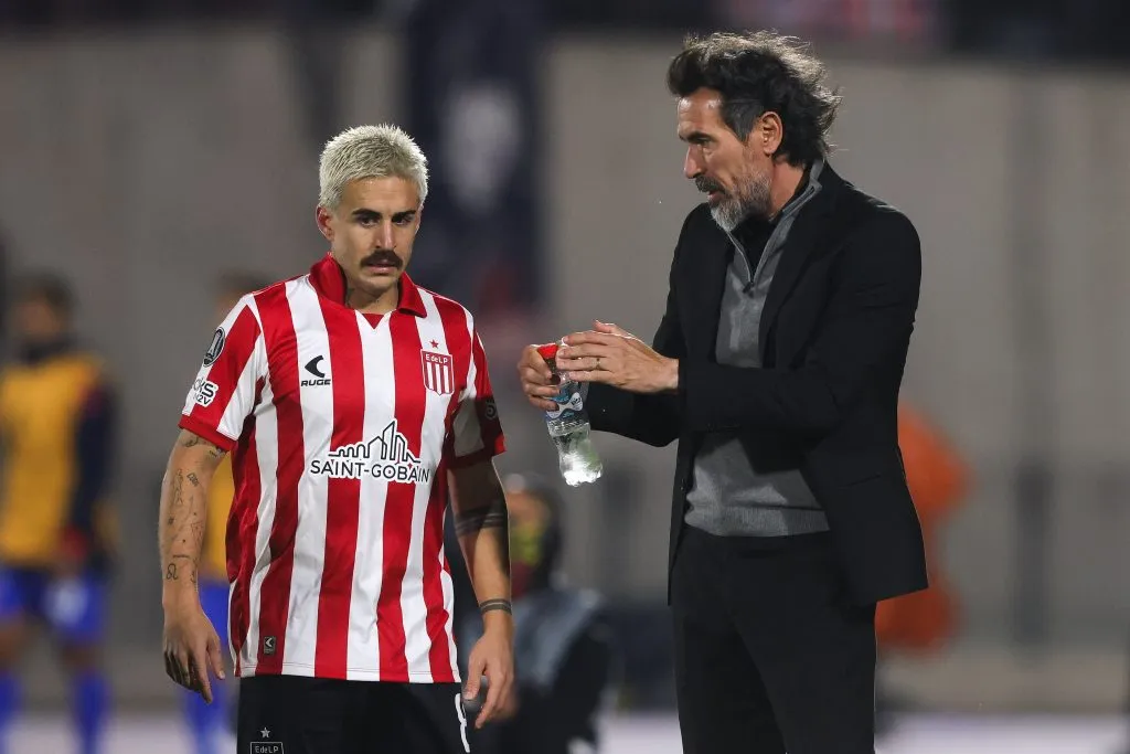 Eduardo Domínguez con Gabriel Neves, el volante central uruguayo de Estudiantes. (Felipe Zanca/Photosport).