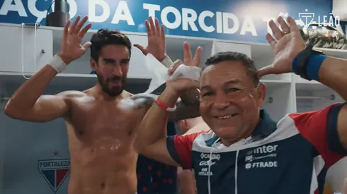 El Gato Lucero le puso broche de oro a la goleada y celebró tanto en la cancha como en el vestuario.