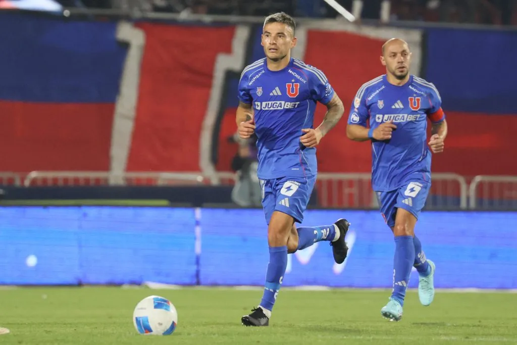 Charles Aránguiz puede ser baja también ante el Carabobo. Foto: Dragomir Yankovic/Photosport