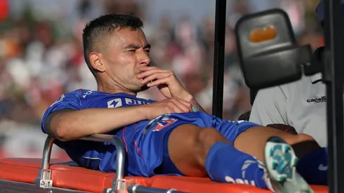 Charles Aránguiz se lesionó y la U lo extrañó mucho ante Estudiantes.