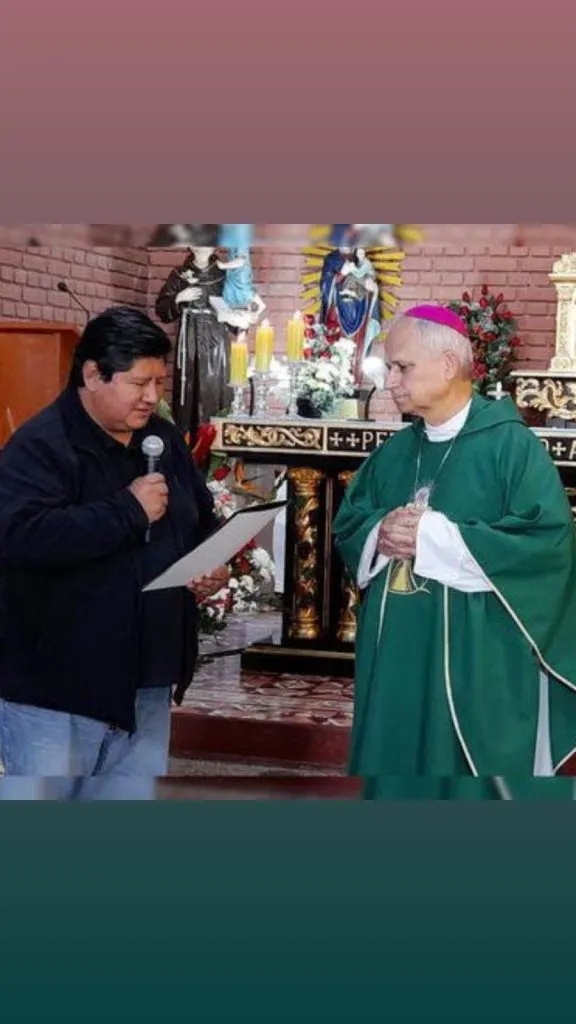 El padre Robert Prevost con un dirigente de Juan Aurich.