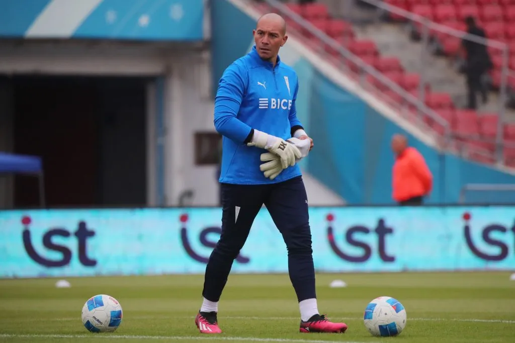 Darío Melo todavía no debuta en el arco de Universidad Católica. ¿Podrá este domingo jugar su primer partido con los cruzados? | Foto: Photosport.