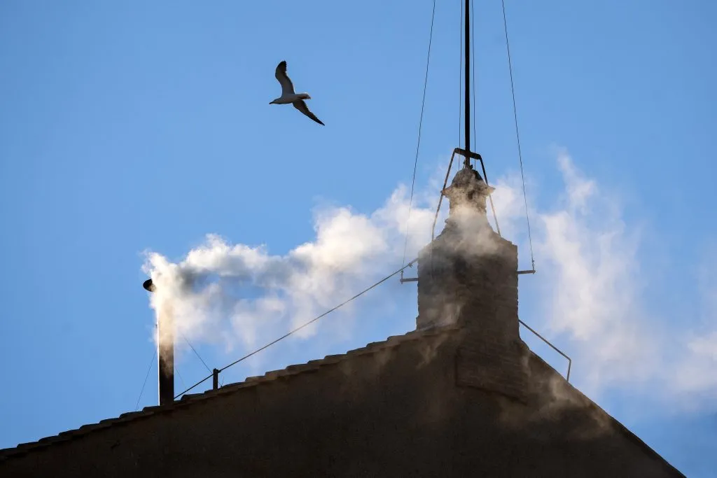 Salió humo blanco en el Vaticano. (Photo by Christopher Furlong/Getty Images)