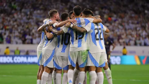 Jugador argentino anuncia compromiso con polémica artista.