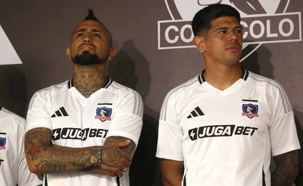 Vidal se enoja con hinchas de Colo Colo: no quiere más cuestionamientos a la capitanía de Pavez.