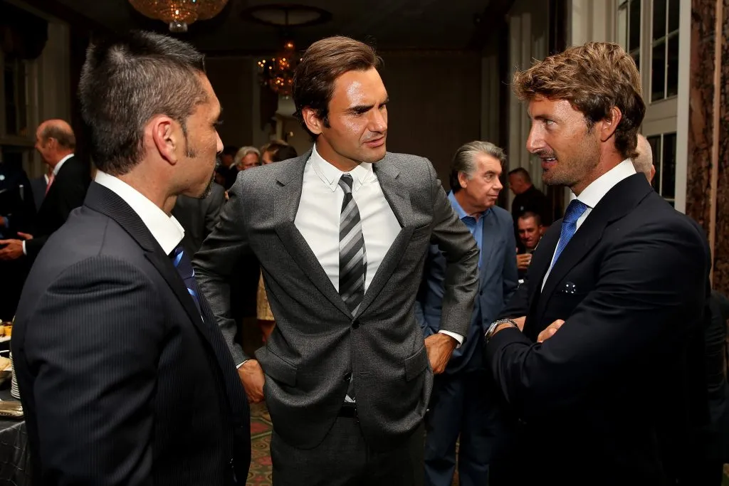 Ríos junto a Federer en un encuentro de ex números 1 del mundo