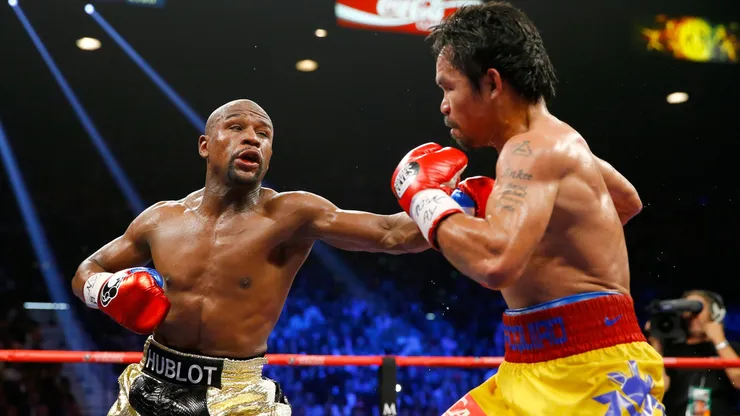 Floyd Mayweather Jr y Manny Pacquiao durante el enfrentamiento que tuvieron en 2015.