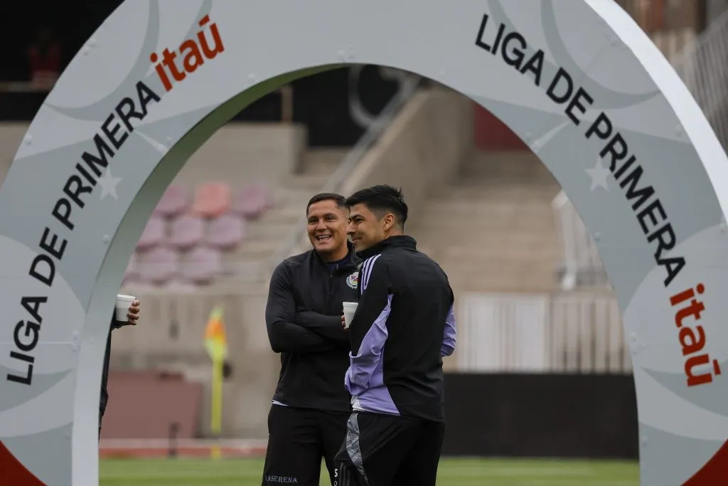 “En los entrenamientos lo hace espectacular”, dice Jorge Almirón sobre Tomás Alarcón. Foto: Andres Pina/Photosport