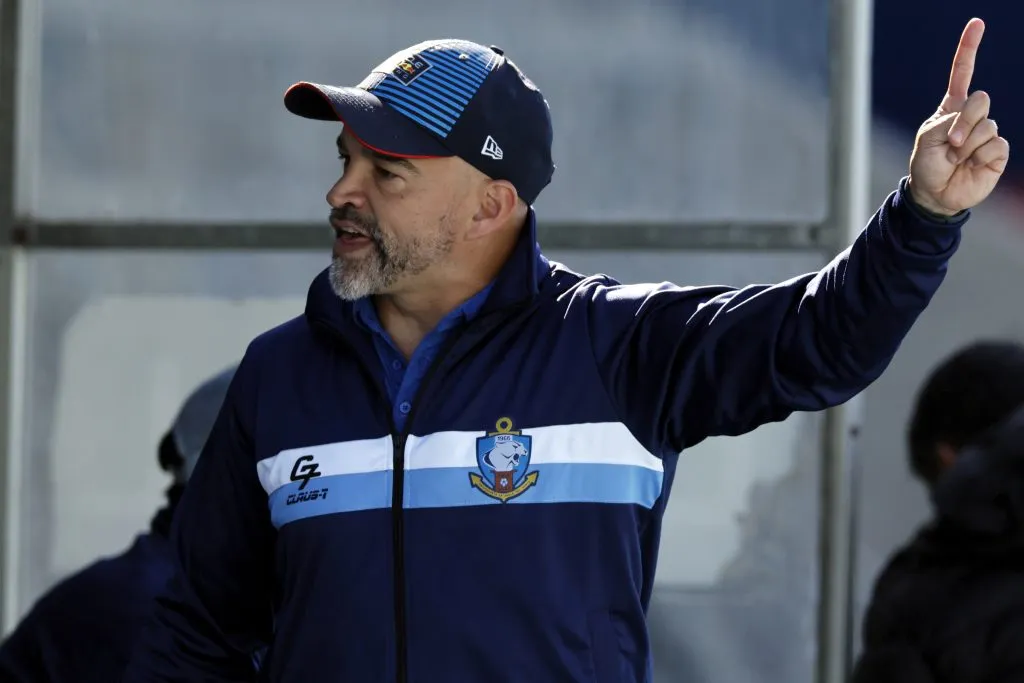 John Armijo dirigiendo a Antofagasta. Foto: Andres Pina/Photosport