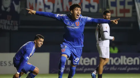 Martín Espinoza demoró cuatro minutos en anotar su primer gol con la U.