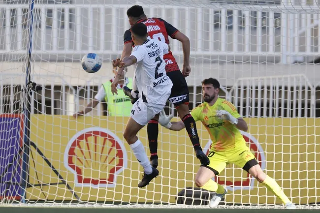 Deportes Limache le pasó por arriba a Colo Colo y lo eliminó de la Copa Chile 2025. | Foto: Photosport.
