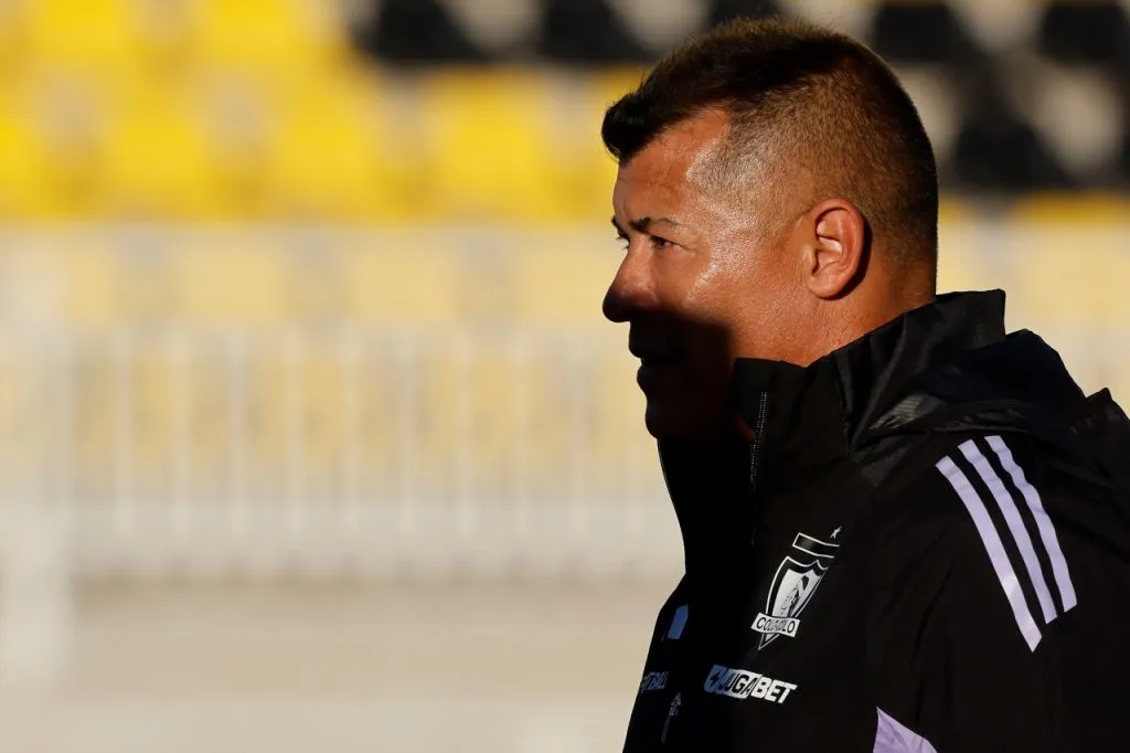 Jorge Almirón es cuestionado por su presente en Colo Colo (Photosport)