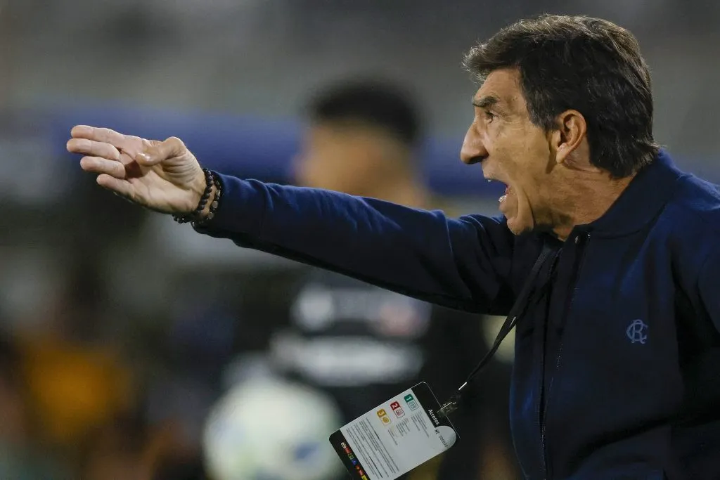 Gustavo Costas en el Monumental, donde Racing igualó 1-1 ante Colo Colo.  (Andres Pina/Photosport).