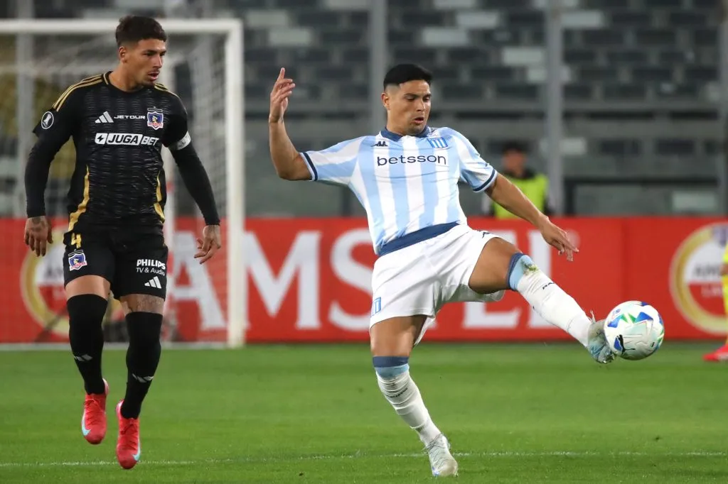 Maxi Salas en acción frente a Alan Saldivia. (Jonnathan Oyarzun/Photosport).