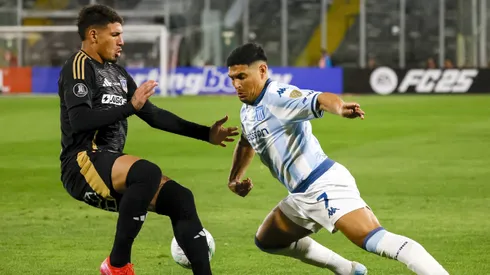 Maxi Salas ante Alan Saldivia en el Monumental.