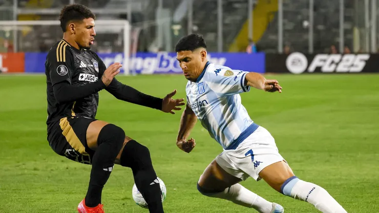 Maxi Salas ante Alan Saldivia en el Monumental.