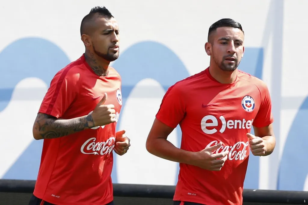 Mauricio Isla explicó cómo se tomaron en la interna de la selección chilena el accidente que protagonizó Arturo Vidal en plena Copa América. Foto: Photosport.