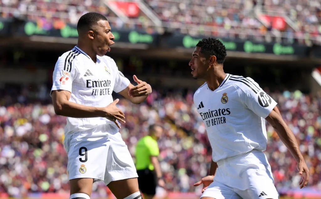 Kylian Mbappé celebra con Jude Bellingham, quien pasó prácticamente inadvertido en este clásico. (David Ramos/Getty Images).