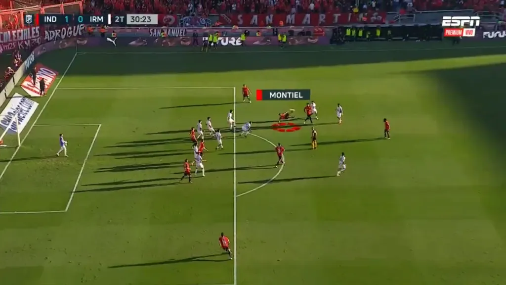 Desde ahí fue el tiro de Santiago Montiel. (Captura ESPN).