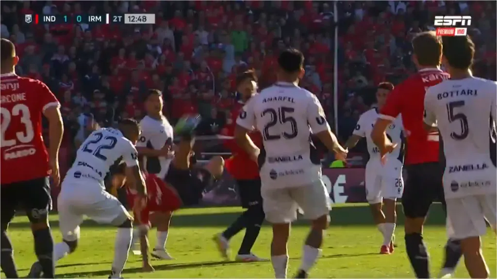 Otra imagen del remate de Santiago Montiel. (Captura).