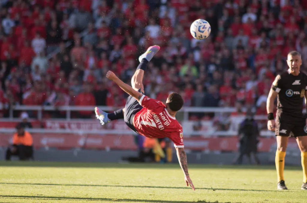 Santiago Montiel impactó así la pelota. (Foto: Independiente).