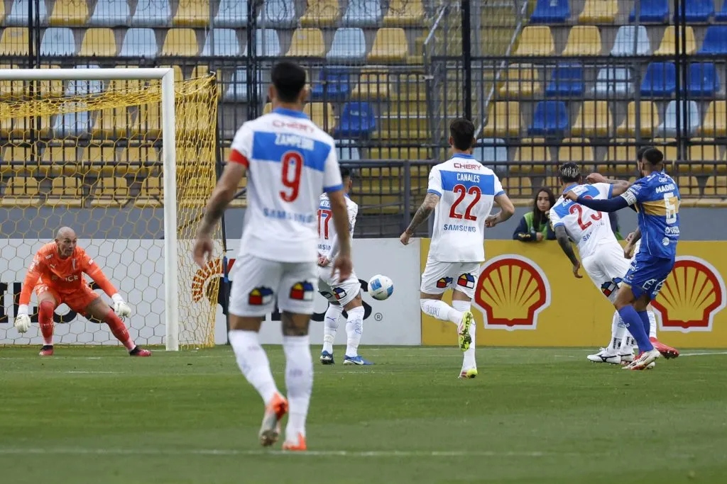El remate de Madrid que terminó en gol. (Raul Zamora/Aton Chile).