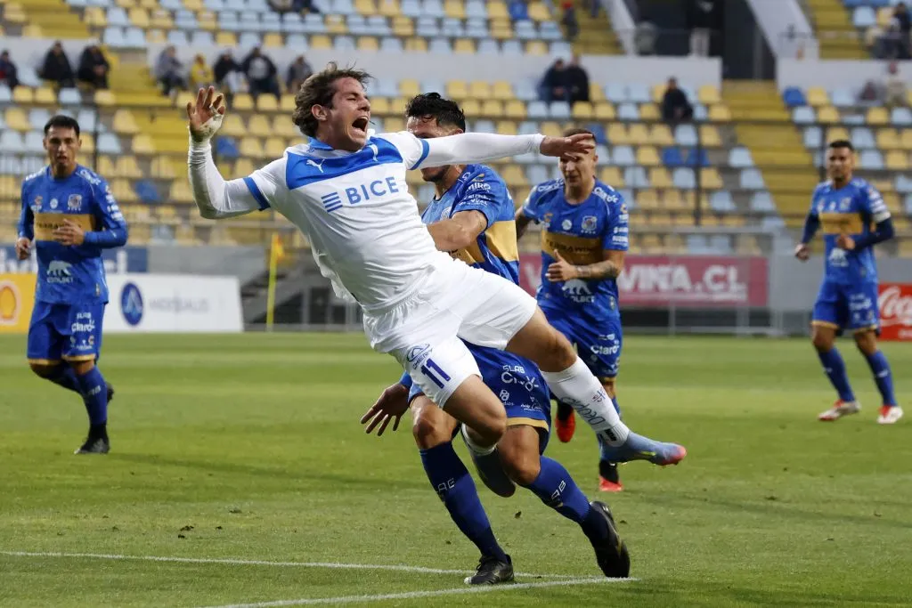 La caída de Clemente Montes tras el claro foul de Ramiro González. (Raul Zamora/Aton Chile).