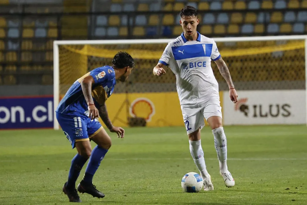 Alan Medina marca a Alfred Canales en el estadio Sausalito. (Raul Zamora/Aton Chile).