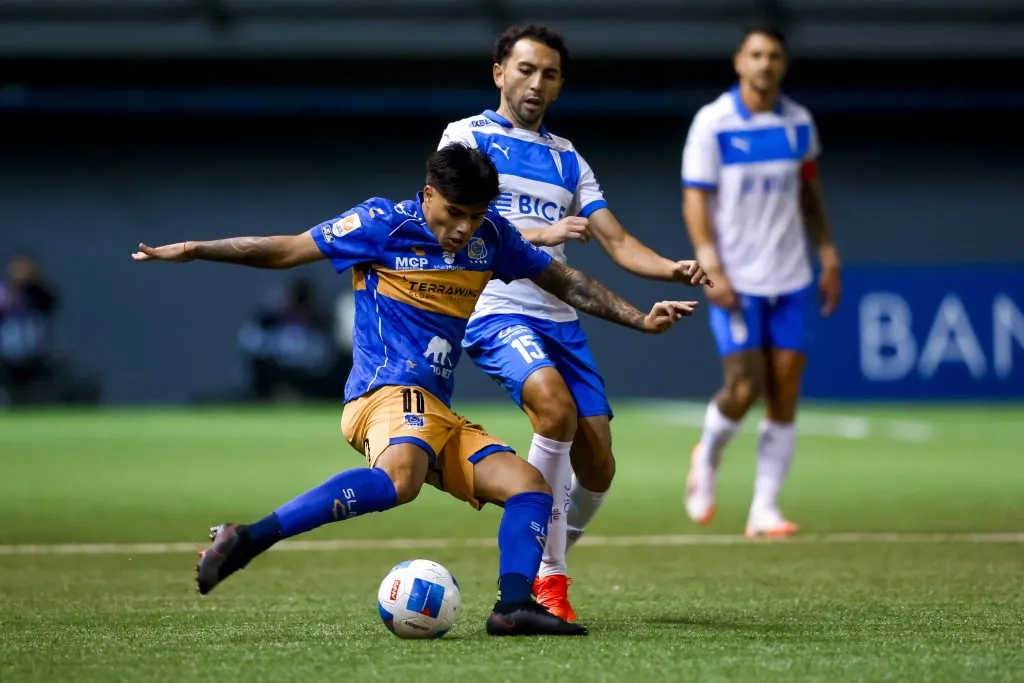 Alan Medina ante el Cimbi Cuevas en la uno de los duelos que la UC jugó contra Everton. (Pepe Alvujar/Photosport).
