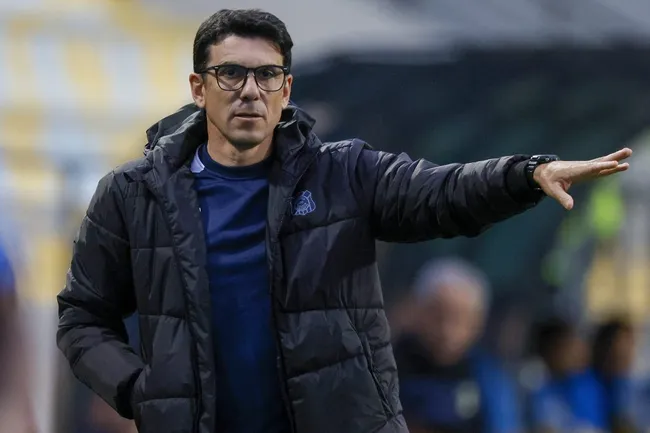 Mauricio Larriera da indicaciones ante la UC. (Andres Pina/Photosport).