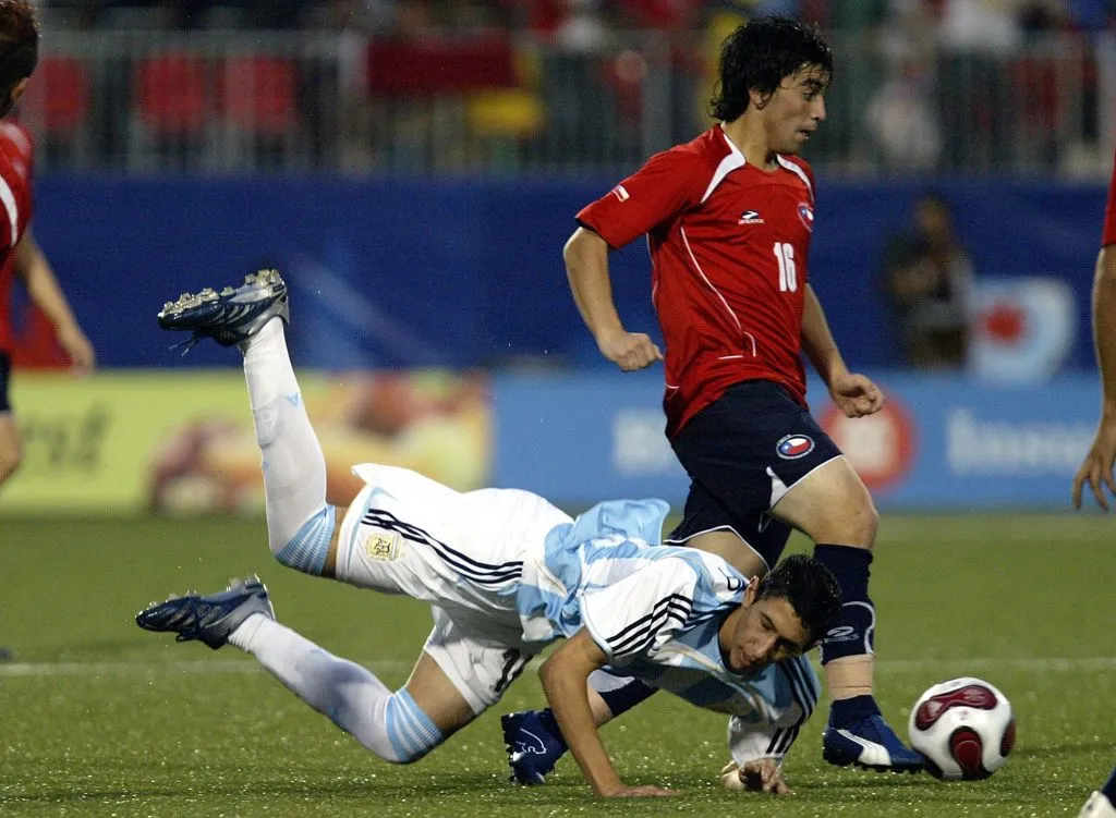 Gerardo Cortés jugando contra Argentina en el Mundial Sub 20 de 2007. (Photo by Dave Sandford/Getty Images)