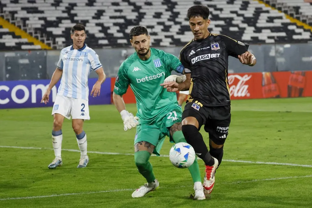 Agustín García Basso mira a distancia la jugada entre Arias y Salomón Rodríguez. (Andres Pina/Photosport).