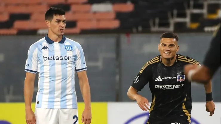 Agustín García Basso mira el festejo de Lucas Cepeda ante Racing Club.