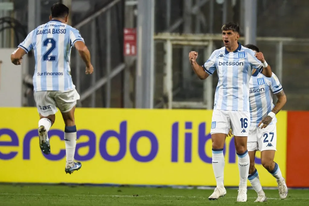 Agustín García Basso festeja el gol de Martín Barrios que fue el 1-1 ante Colo Colo en el Monumental. (Andres Pina/Photosport).