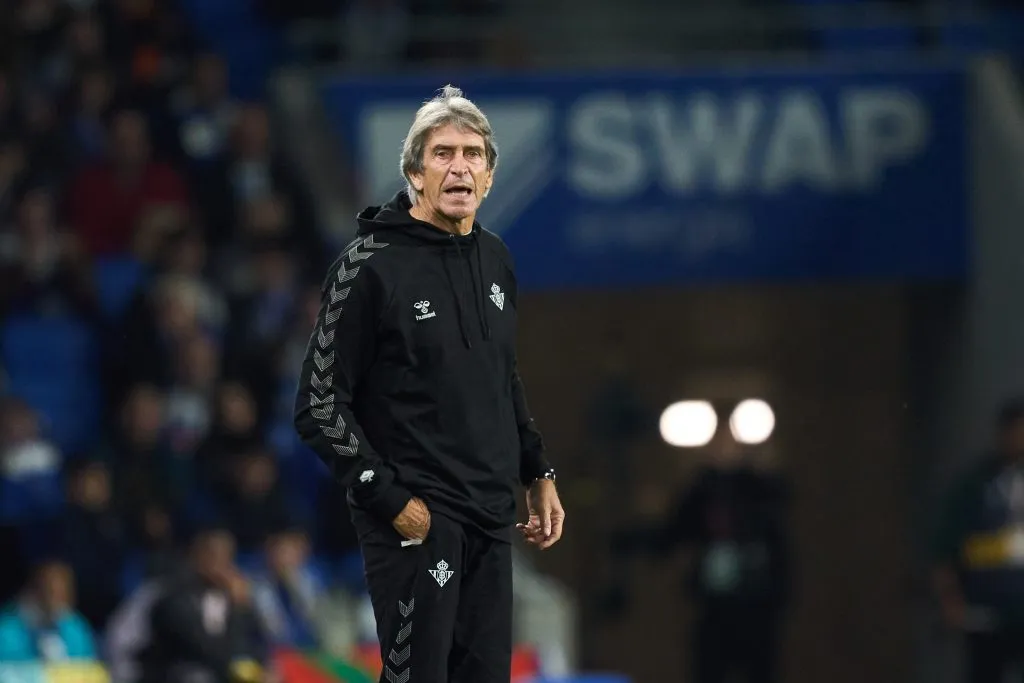 Foto: Manuel Pellegrini aún mantiene la esperanza de llegar a la Champions League con el Betis, explicando por qué. Foto: Juan Manuel Serrano Arce/Getty Images.