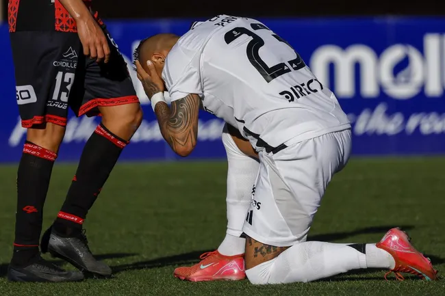 Arturo Vidal no la pasa bien en Colo Colo, y sus dichos solo generan más ruido, dice Juan Cristóbal Guarello. Foto: Photosport.
