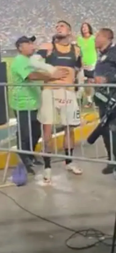 Rodrigo Ureña buscó desesperadamente a su familia mientras hinchas de Univesitario los insultaban. Foto: Twitter.