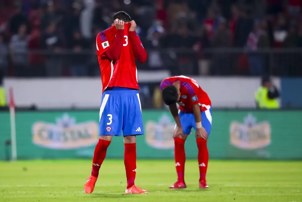 Guillermo Maripán y Darío Osorio sufren ante Ecuador. (Pepe Alvujar/Photosport).