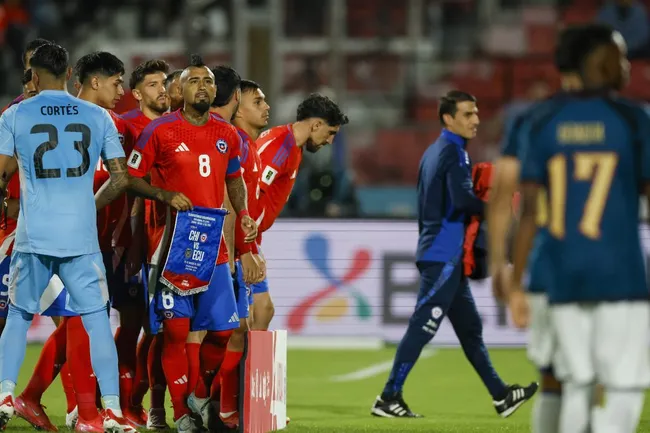 Arturo Vidal fue el capitán de Chile ante Ecuador. (Andres Pina/Photosport).