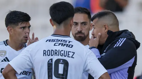 Almirón recibe respaldo de históricos de Colo Colo