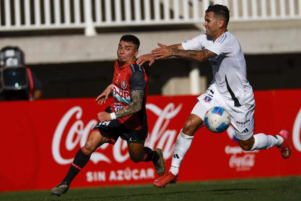 Sebastián Vegas corre detrás de Daniel Castro, una pesadilla para los albos. (Andres Pina/Aton Chile).