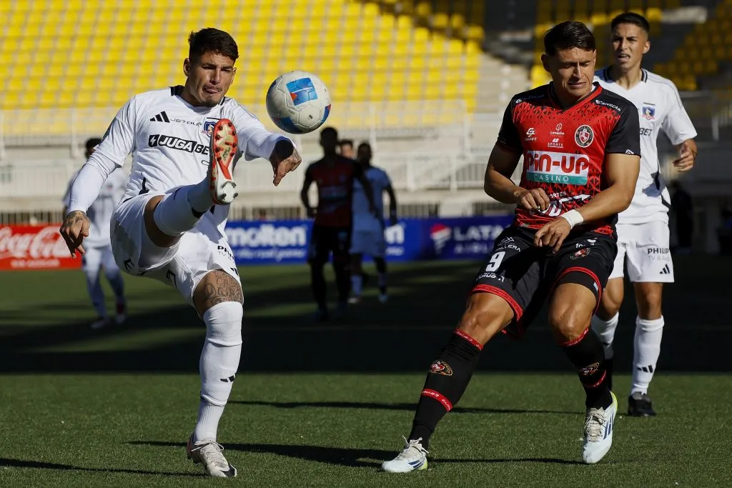 Alan Saldivia ante Deportes Limache. (Andres Pina/Aton Chile).