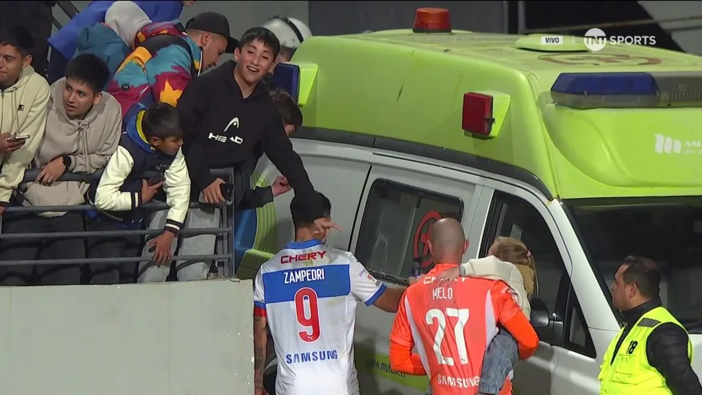 Zampedri dejó sonriente a un pequeño en apenas unos segundos. (Captura TNT Sports).