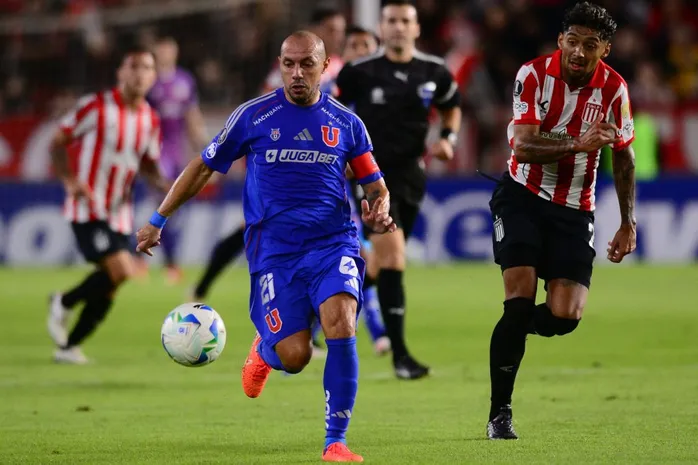 Marcelo Díaz en acción vs Estudiantes de La Plata en Argentina. (Foto Baires/Photosport).