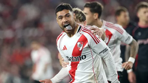 Paulo Díaz recibió la ovación del Monumental tras su golazo que abrió el triunfo en los playoffs argentinos.