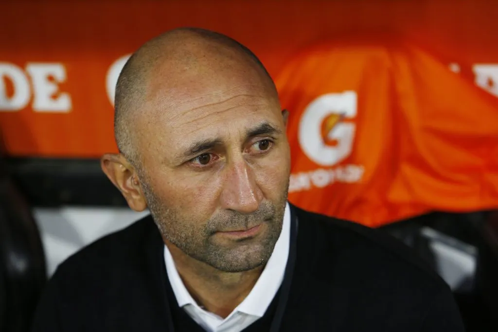 Cristian Paulucci como DT de la UC. (Marcelo Hernandez/Getty Images).