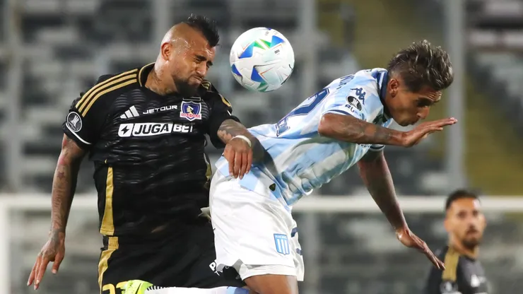 Arturo Vidal y Agustín Almendra disputando el balón en el último Colo Colo - Racing.